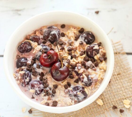 Diet oatmeal kalawan coklat poék jeung cherries