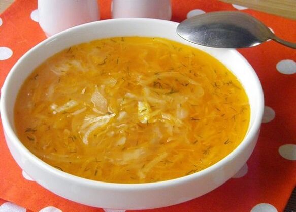Sup kol dina ménu pikeun anu hoyong leungit beurat berkat sauerkraut