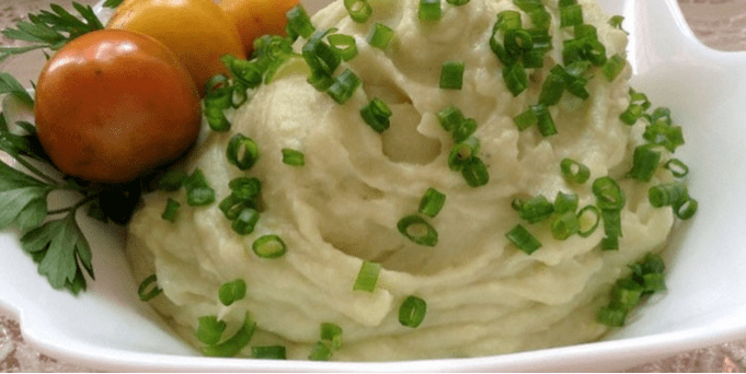 Puree dijieun tina kol ngawarnaan sareng tomat