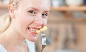 Budak awéwé dahar pasta